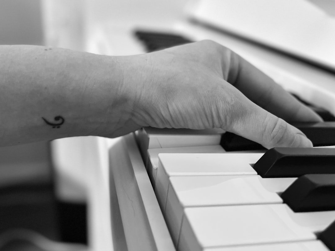 如何彈奏大部分教會常見的詩歌